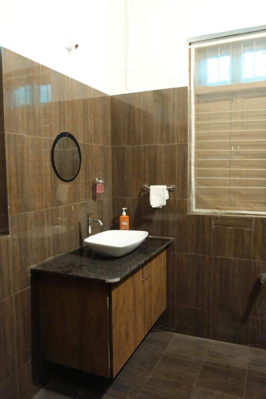 Hotel Ashirwad Junagadh Extérieur photo