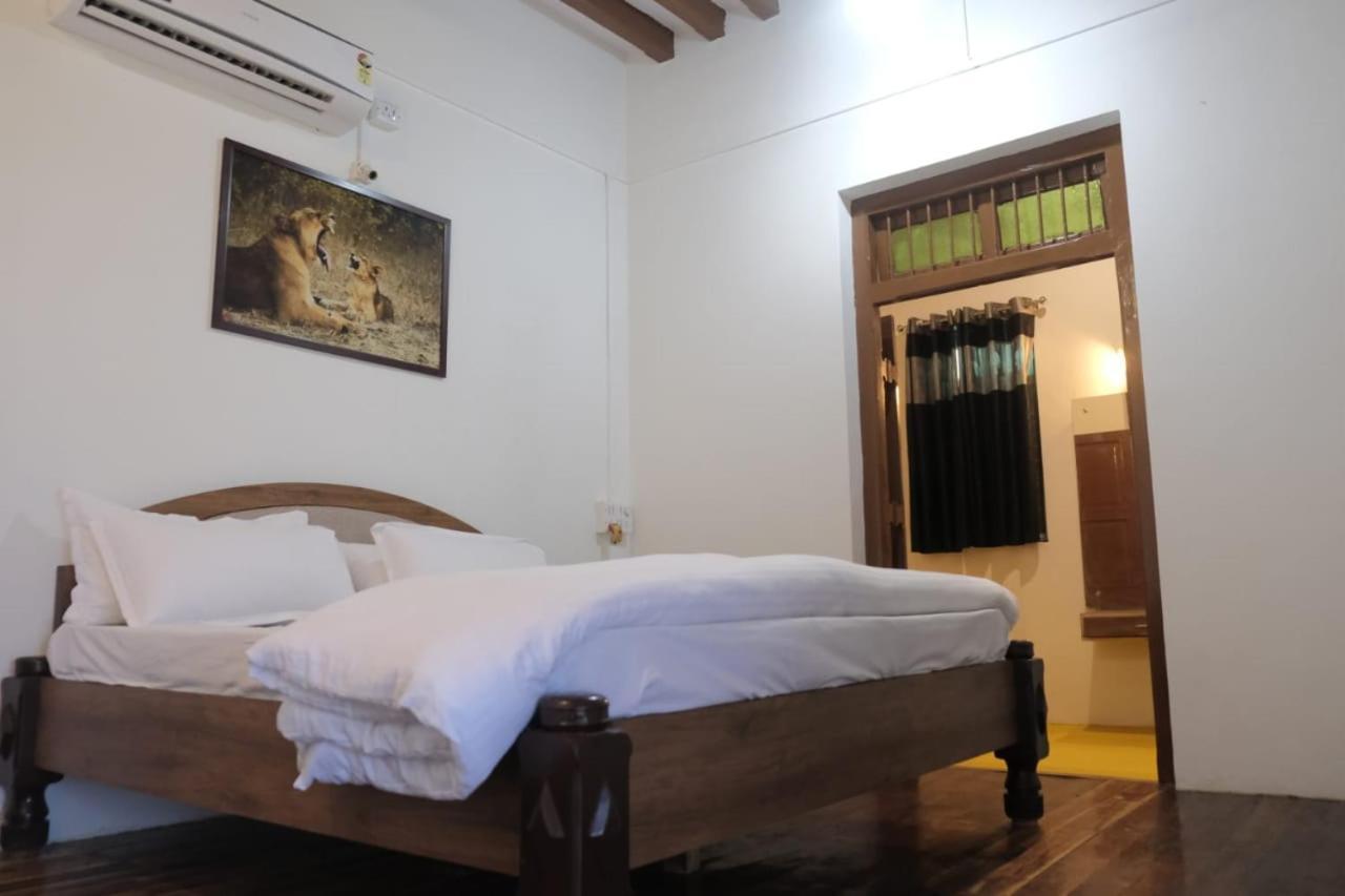 Hotel Ashirwad Junagadh Extérieur photo