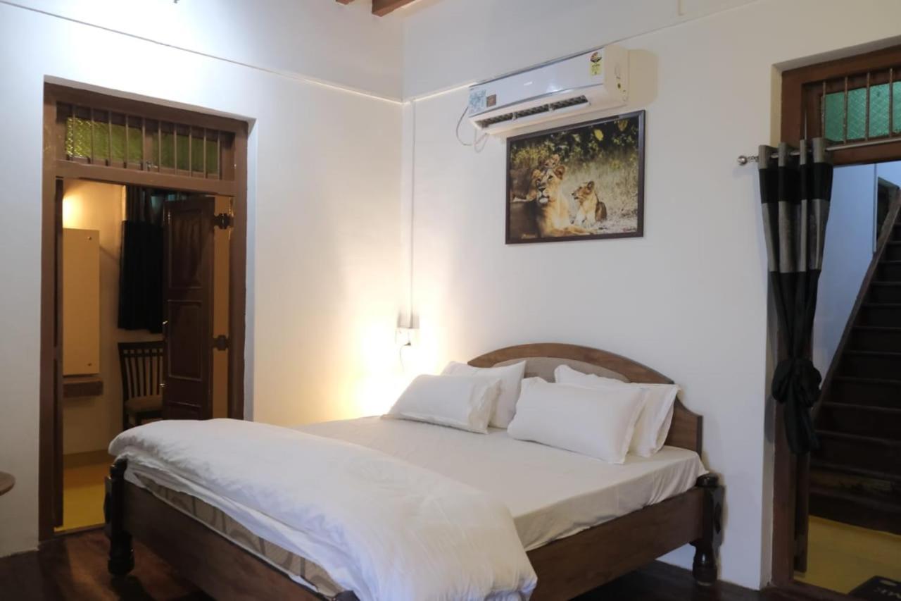 Hotel Ashirwad Junagadh Extérieur photo