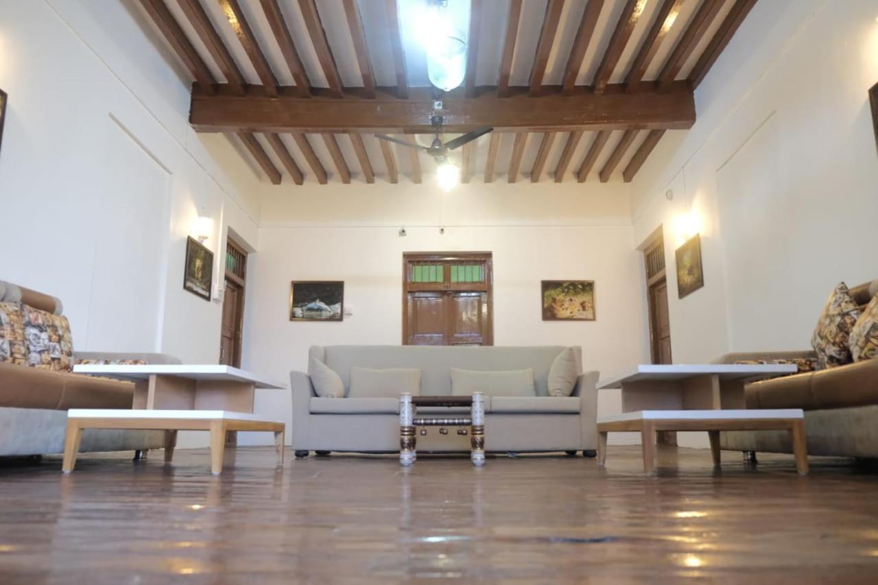 Hotel Ashirwad Junagadh Extérieur photo